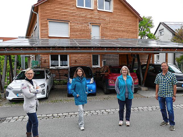 Sie teilen sich Autos und sind begeistert vom Energie-Gesamtkonzept, von links: Dagmar Eisenhart, Martina Ackner, Ute Knopf und Andreas ...