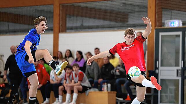 Starken Einsatz wie hier beim B-Juniorenspiel zwischen der SG Orsingen-Nenzingen (blaue Trikots) und dem TV Konstanz zeigten die Spieler ...