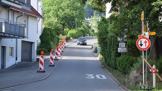 Soll eine Abtrennung bleiben? Im Gemeinderat kam die Bitte auf, in der Friedhofstraße in Bodman zur Sicherheit der Fußgänger eine ...