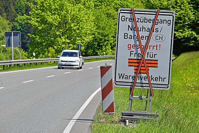 Schon am Ortsausgang in Blumberg-Zollhaus auf der B27 weißt ein Schild auf die wiedereröffnete Schweizer Grenze Neuhaus/Bargen hin.