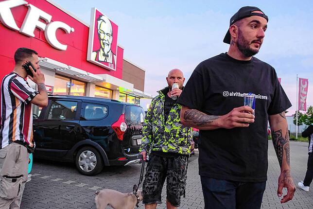 Mateusz Ostrozny (rechts) mit seinen Freunden vor einem Fastfoodlokal.
