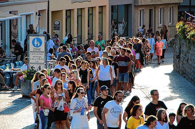 Als das Schlange stehen noch nicht coronakonform sein musste: Vor dem Namika-Konzert im Juli 2019 zieht sich der Zustrom der Fans bis ...