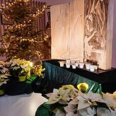 Weihnachtlich geschmückte Kapelle mit Weihnachtsbaum und Krippe.