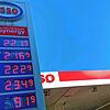Deutlich über zwei Euro pro Liter liegen die Benzinpreise in einer Tankstelle in Berlin-Schöneberg. Diskussionen über einen Importstopp ...