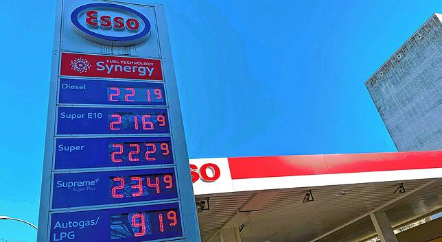 Deutlich über zwei Euro pro Liter liegen die Benzinpreise in einer Tankstelle in Berlin-Schöneberg. Diskussionen über einen Importstopp ...