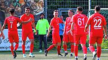 Torjubel um Süleyman Karacan (Zweiter, von links) beim Türk. SV Konstanz. Der Stürmer traf dreimal spektakulär beim 4:1 über den FV Marbach.