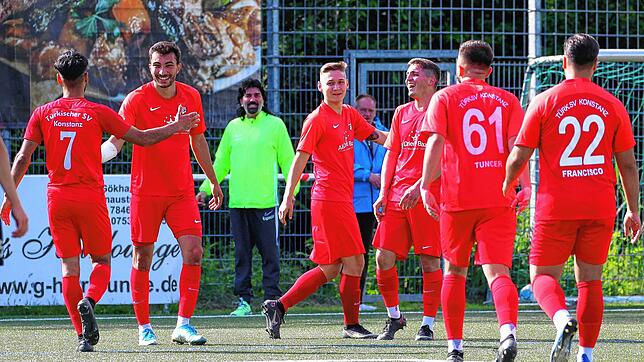 Torjubel um Süleyman Karacan (Zweiter, von links) beim Türk. SV Konstanz. Der Stürmer traf dreimal spektakulär beim 4:1 über den FV Marbach.