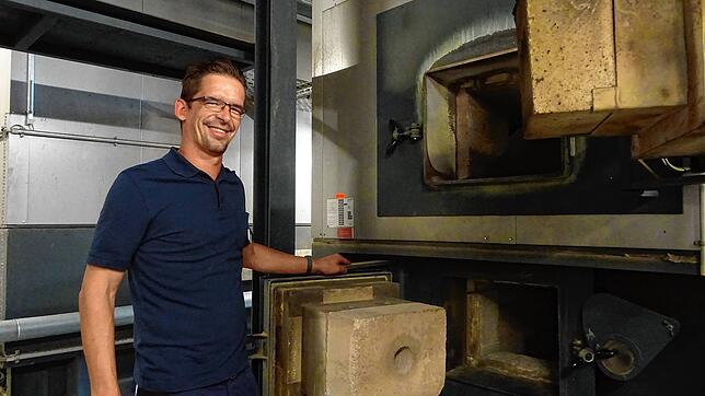 Matthias Martin vor der Hackschnitzelanlage im Klinikum.