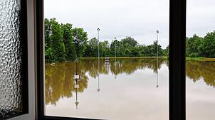 2024: Nach den starken Regenfällen steht der Sportplatz hinter der Karl-Brugger-Halle in Kehlen unter Wasser. Der Ortsteil von ...