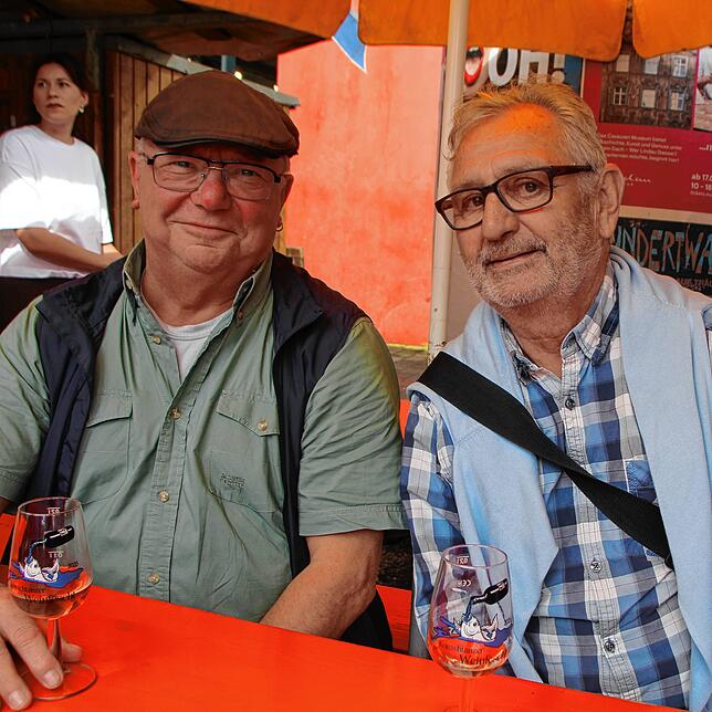 Manfred Stanglewski und Helmut Böhler treffen sich immer auf dem Weinfest. Sie kennen sich schon seit Kindertagen.