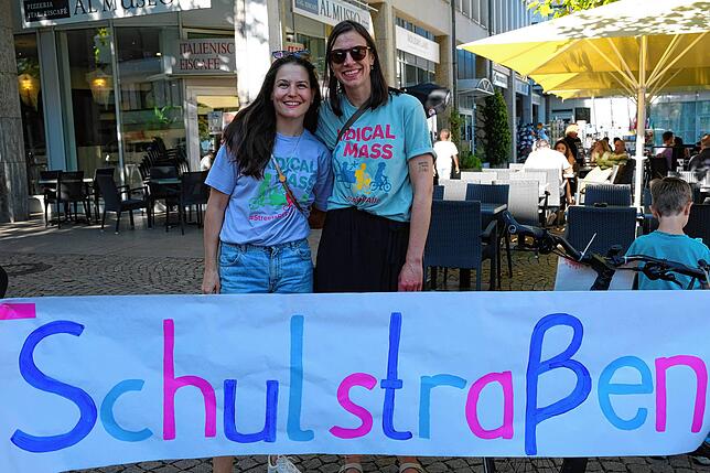 Die Organisatorinnen Corinna Burger (links) und Christiane Schudy wünschen sich auch in Friedrichshafen Schulstraßen.