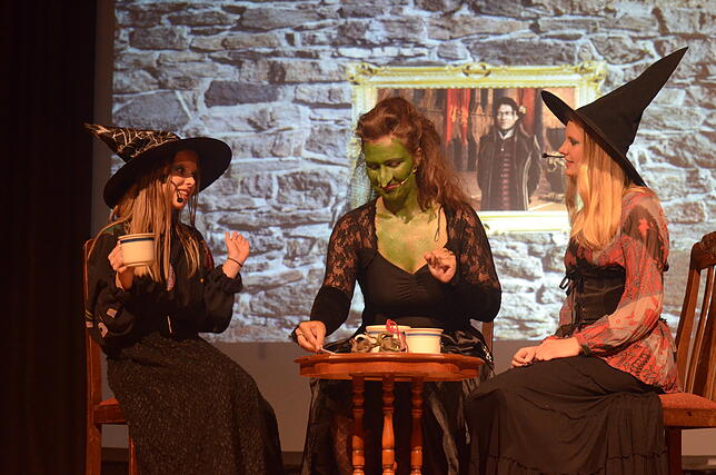 Kaffeekränzchen dreier Hexen: Linda Staerke, Dörte Krahn und Kathrin Thenhausen.
