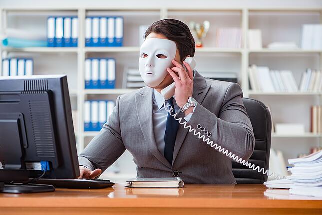 Betrugsmasche am Telefon: Ein Gauner gibt sich als Microsoft-Mitarbeiter aus und verlangt Zugang zu Ihrem angeblich virenverseuchten ...