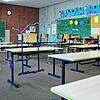 Ein Kind pro Tisch, in den Reihen stehen die Stühle jeweils versetzt &ndash; nach den Pfingstferien gelten vorerst weiter klare ...