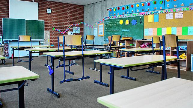 Ein Kind pro Tisch, in den Reihen stehen die Stühle jeweils versetzt &ndash; nach den Pfingstferien gelten vorerst weiter klare ...