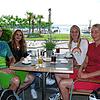 Sie sind mit der Handhabung der Corona-Regeln in der Gastronomie zufrieden: von links: Hermann, Theresa, Leah und Andrea Geywitz.