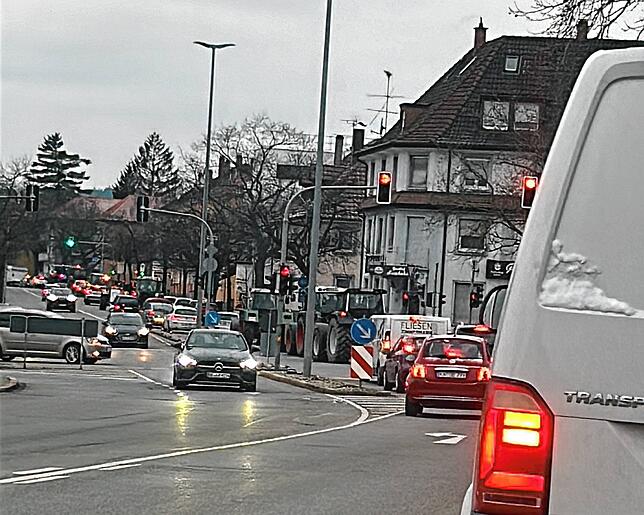 In der Singener Innenstadt kommen Autos wegen Traktoren nur langsam voran.