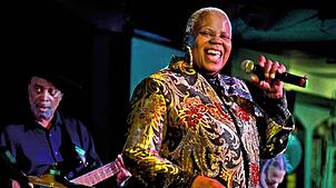 Sheryl Youngblood tritt mit ihrer Band in Wehr auf. Foto: Peter Hurley