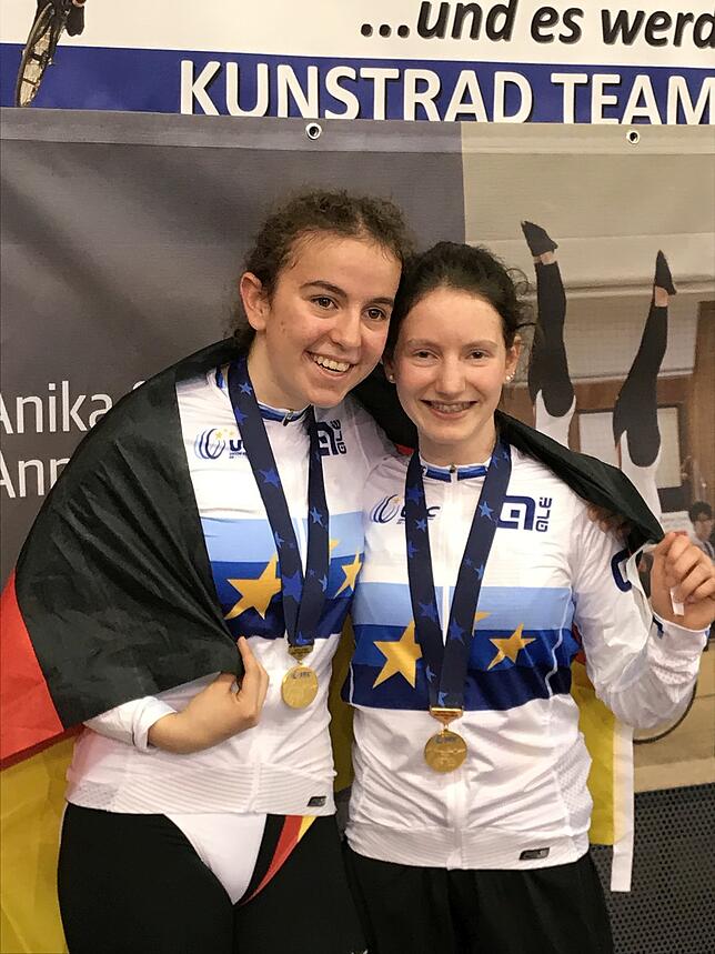 Stolz: Anna-Sophia von Schneyder (links) und Anika Papok vom Radfahrerverein „Frohe Radler“ Lottstetten wurden am Freitag in ...
