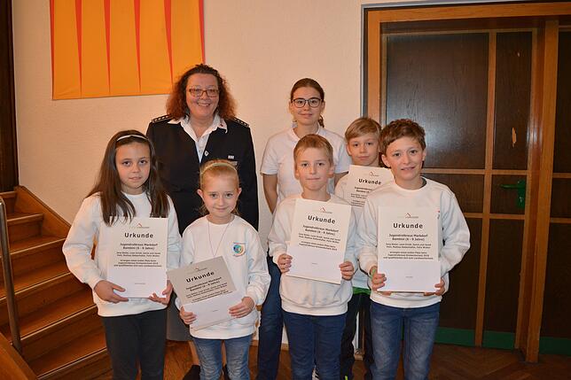 Das Jugendrotkreuz Markdorf mit den Betreuerinnen Elisabeth Eckert von Landenberg und Annabelle Gericke und den Kindern Jared Pohl, Jona ...