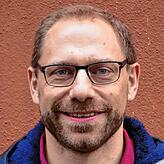 Daniel Hölzle führt die Apotheke seiner Familie weiter und engagiert sich als Vorsitzender des Treffpunkts, der Interessenvertretung von ...
