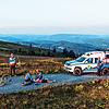 Dieses exemplarische Bild zeigt eine Patientenversorgung durch die Bergwacht Schwarzwald aussehen kann.