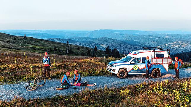 Dieses exemplarische Bild zeigt eine Patientenversorgung durch die Bergwacht Schwarzwald aussehen kann.
