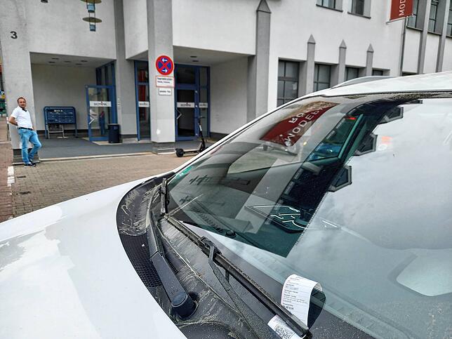 Hier waren die städtischen Ordnungshüter schon aktiv. 55 Euro muss der Fahrzeughalter zahlen, der hier in der Feuerwehrzufahrt beim ...