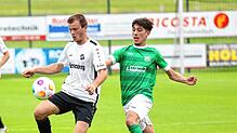 Der Aasener Marcel Erath (links) und Ömer Cil (FCB) im Zweikampf um den Ball.