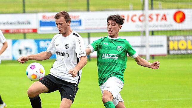 Der Aasener Marcel Erath (links) und Ömer Cil (FCB) im Zweikampf um den Ball.