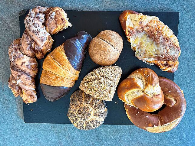 Die Ausbeute beim Besuch in der Bäckerei Schmid: Eine Nussstange, ein Schokocroissant, ein Dinkel-Vollkornbrötchen, ein Mehrkornwecken, ...