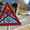 Ein durchgestrichenes Ampel-Verkehrsschild mit Schuhen hängt unterhalb des Ortschildes von Harthausen.