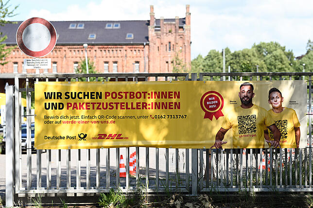 Gendergerechte Sprache in verschiedenen Formen: Doppelpunkt, Unterstrich und Sternchen finden sich auf Stellenanzeigen (oben, Mitte und ...