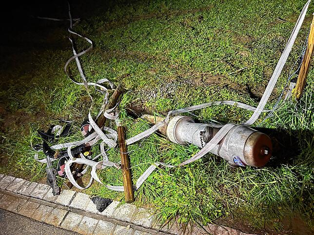 Der Hydrant ist aus dem Boden gerissen worden. Der Brunnenmeister muss das Wasser im Quartier abstellen.