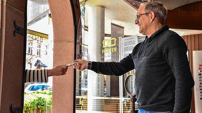 Claudius Fichter in seinem Ladengeschäft in der Gerwigstraße. Auch er will die Senkung der Mehrwertsteuer an die Kunden weitergeben.