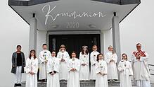 Gemeindereferentin Sybille Konstanzer (links) und Dekan Stefan Schmid (rechts) mit den Rengetsweiler Erstkommunionkindern (von links): ...