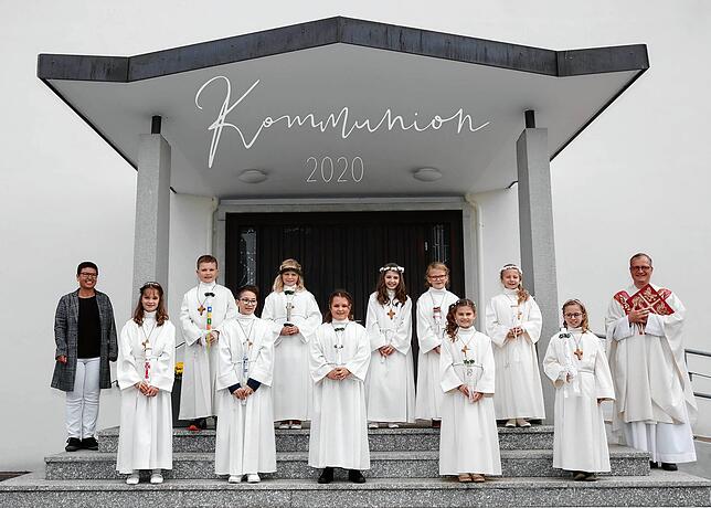 Gemeindereferentin Sybille Konstanzer (links) und Dekan Stefan Schmid (rechts) mit den Rengetsweiler Erstkommunionkindern (von links): ...