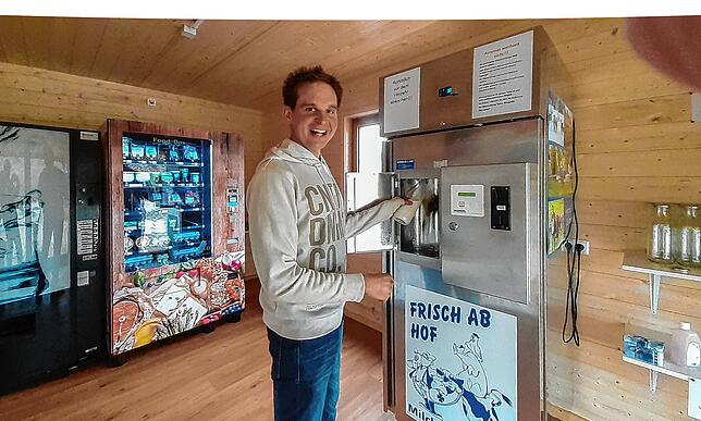 Gerhard Klausmann zapft eine Flasche frische Kuhmilch aus dem Automaten. Der junge Landwirt hat den ersten Hofladen in Stockburg ...