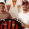 Neuzugang: Antonio Fischer (links, mit Sportchef Julian Jäger) wechselt im Sommer vom FC Black Stars Basel zum aktuellen ...
