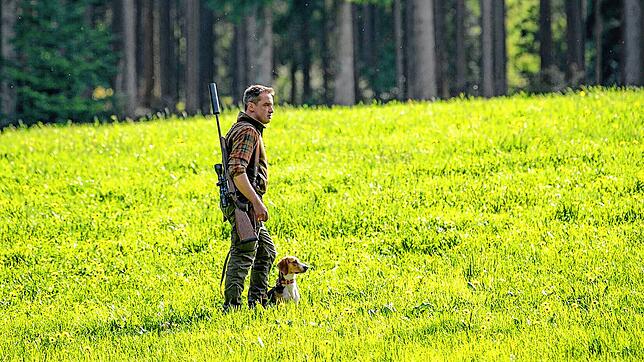 Fabian Bönecke ist täglich mit seiner Hündin Abby in seinem Revier unterwegs. Zur Jagd bricht er in der Regel ein- bis zweimal in der ...