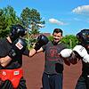 Oben: Für den 38-jährigen Jacob Gretz aus Pfullendorf gehört das Boxtraining zum Wichtigsten in der Freizeit. Den Nachwuchs an den Sport ...