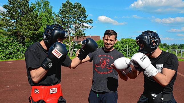Oben: Für den 38-jährigen Jacob Gretz aus Pfullendorf gehört das Boxtraining zum Wichtigsten in der Freizeit. Den Nachwuchs an den Sport ...