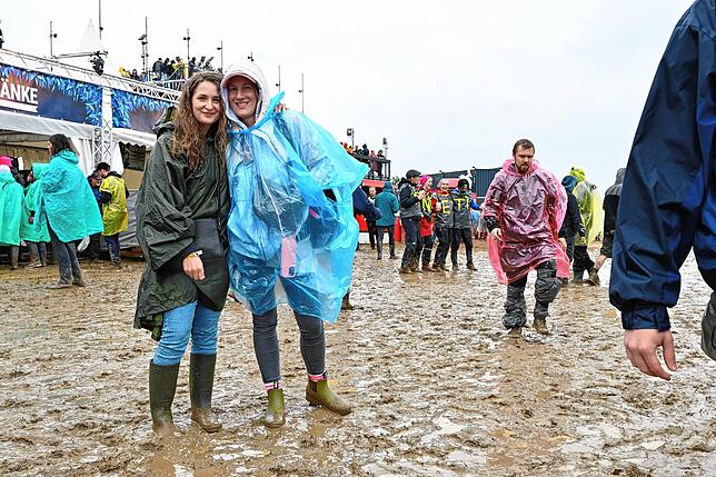 Bild 2: Southside 2024: Die Besucher trotzen dem Matsch
