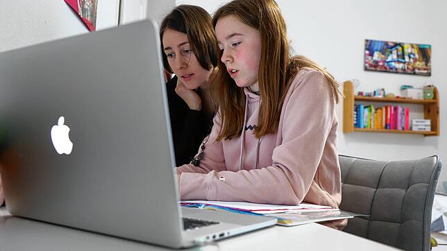 Fernunterricht per Laptop: Die Konstanzerin Julia von Albedyhll und ihre zwölfjährige Tochter Helena.