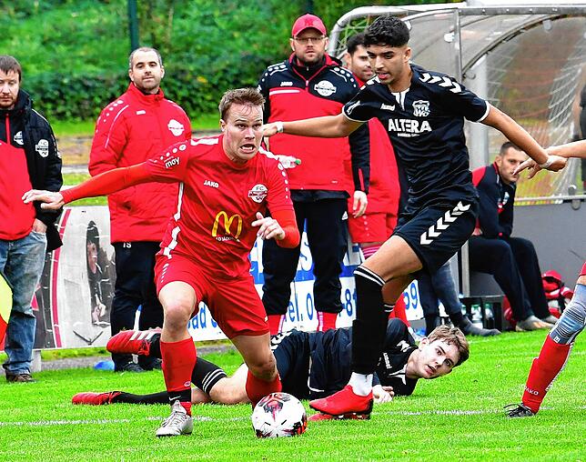 Wiedersehen im Tabellenkeller: Matthias Wenk (links, gegen Amin El Ghazi) tritt mit dem FC Wallbach bei der U23 des FV Lörrach-Brombach an.