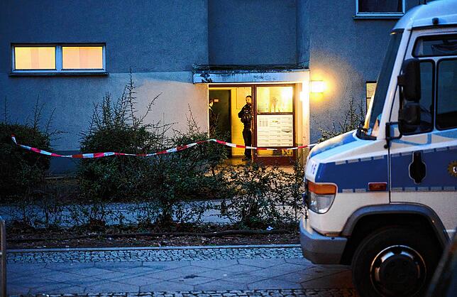 Am Morgen nach der Festnahme der früheren RAF-Terroristin Daniela Klette stehen Polizisten vor dem Haus, in dem sie gelebt haben soll.