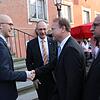Nach der Wahl Oliver Gortats (links) zum neuen Bürgermeister von Sipplingen eröffnen Landrat Lothar Wölfle, Überlingens ...
