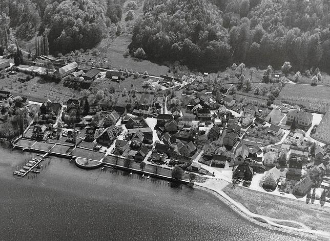 April 1977: Links ist eine Aufschüttung aus früheren Jahrzehnten und rechts mit der Kurve beginnt die Aufschüttung des Uferparks, die ...
