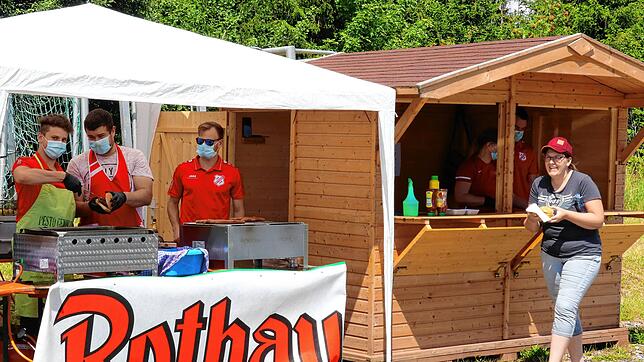 Das &bdquo;Grill-Team&ldquo; meisterte den Besucherandrang bestens.