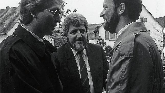 Der Mühlinger Bürgermeister Manfred Jüppner (links) und der Hohenfelser Bürgermeister Hans Veit (Mitte) gratulieren Bernhard Volk, dem ...